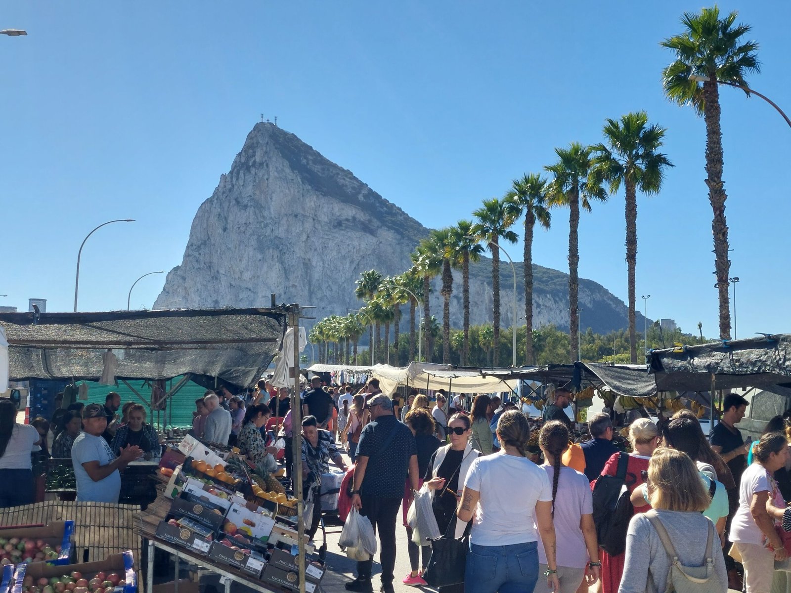 Mercadio en la Linea de la concepcion con vistas a la roca de Gibraltar