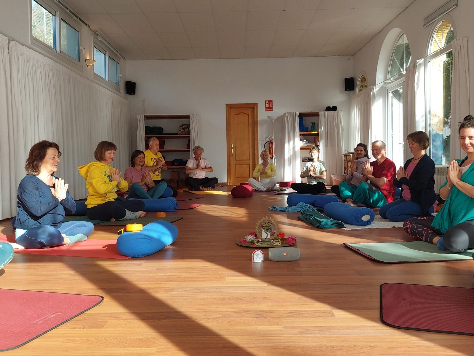 Dando clases de Yoga para todos los edades en el Morisco